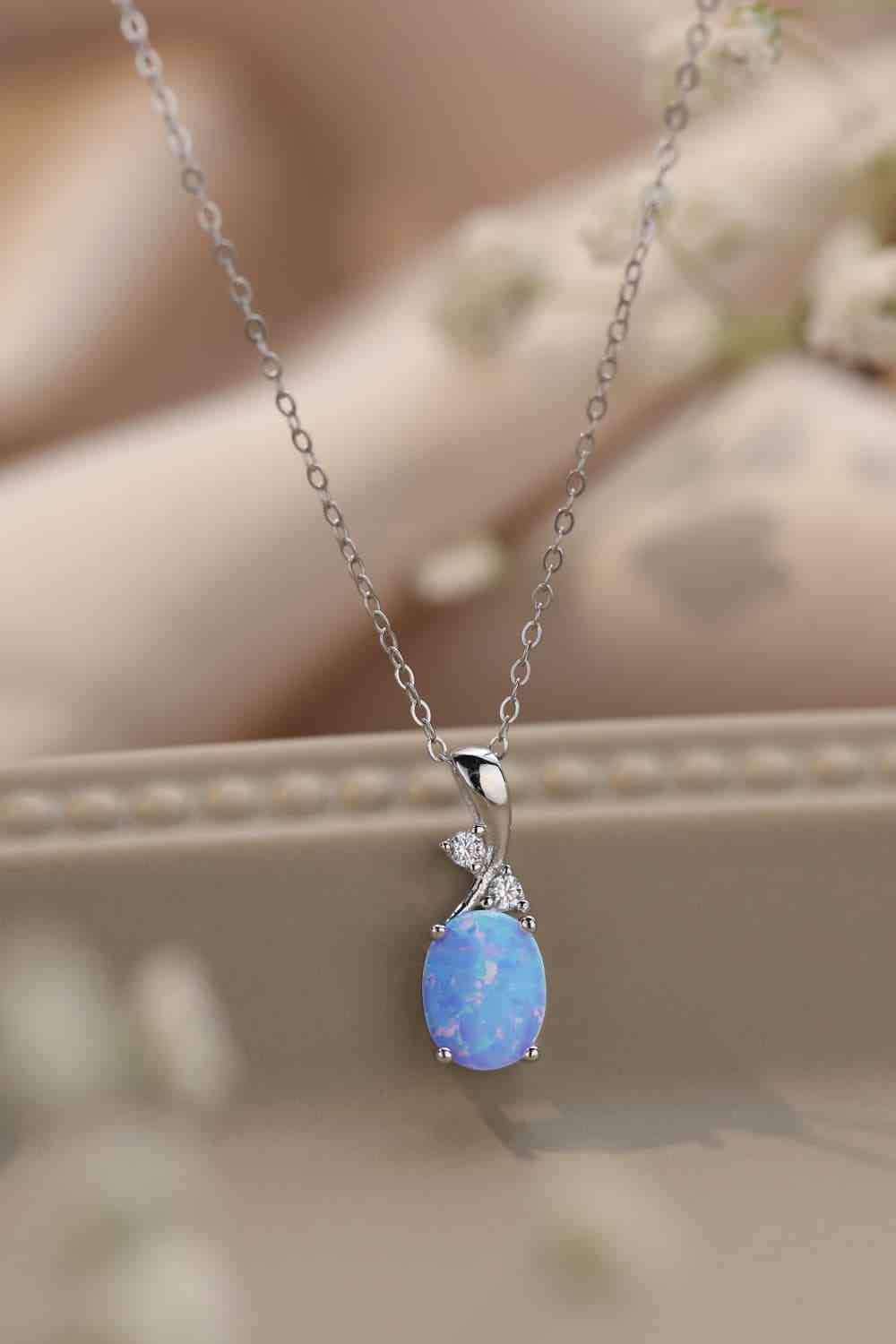 Collier chaîne à pendentif ovale opale