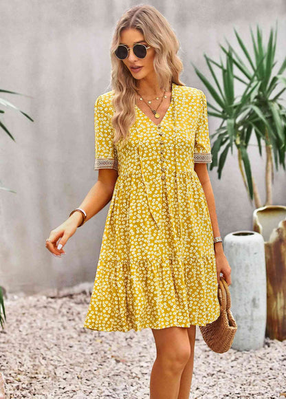 Vestido floral con mangas abullonadas y botones