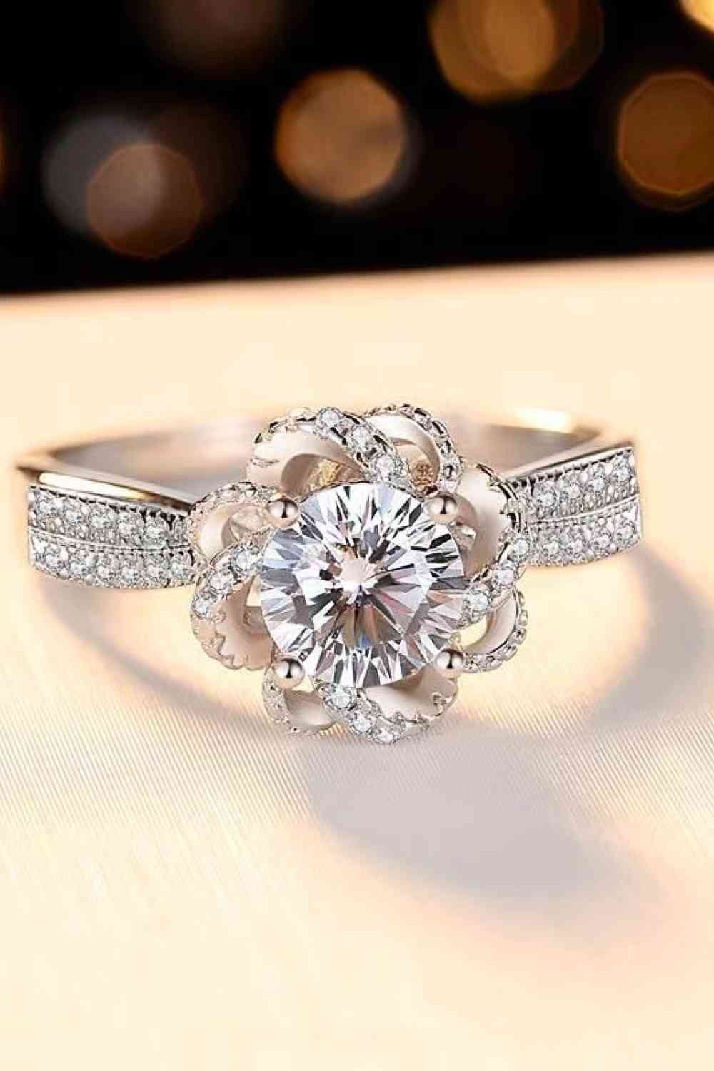 Bague plaquée platine florale moissanite 2 carats