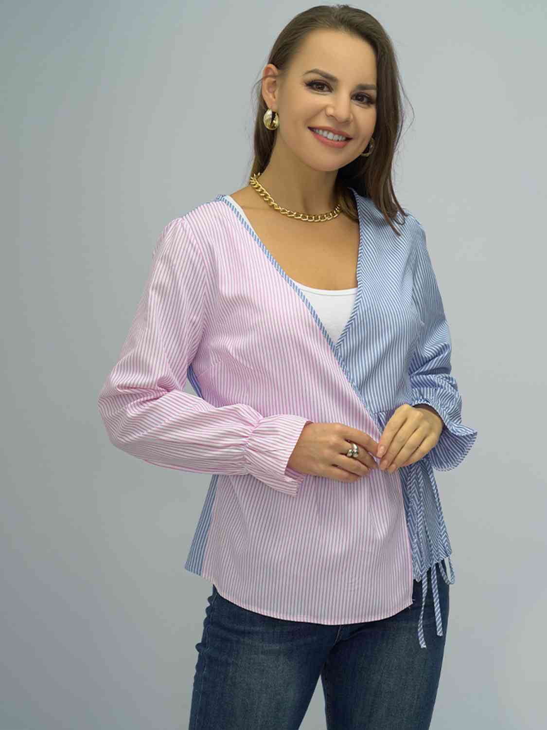 Blusa con mangas con volante anudada en contraste