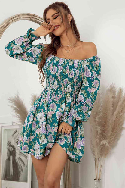 Vestido floral con cuello cuadrado y mangas con volantes