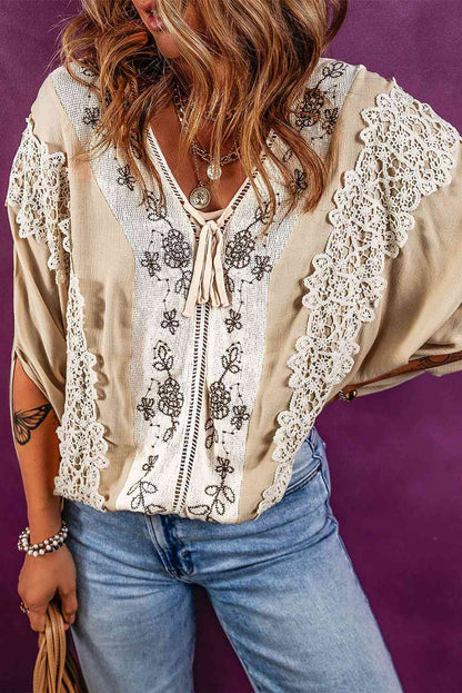 Blouse fendue à col en V et détails en dentelle