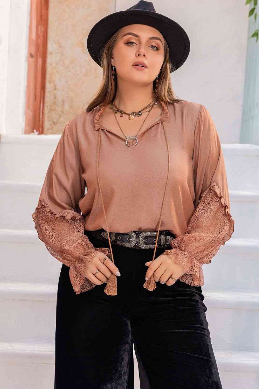 Blusa de manga con volante y cuello anudado de talla grande