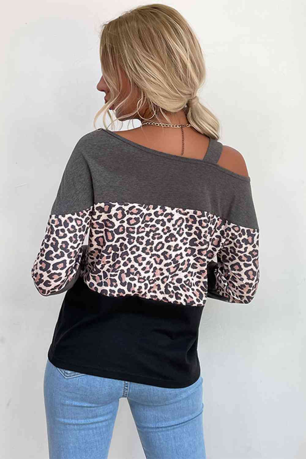 Top con hombros descubiertos y bloques de color con estampado de leopardo