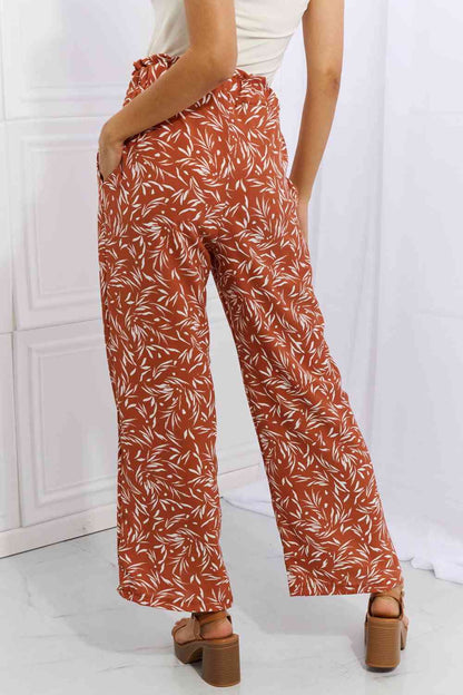 Pantalon imprimé géométrique pleine taille à angle droit Heimish en rouge orange