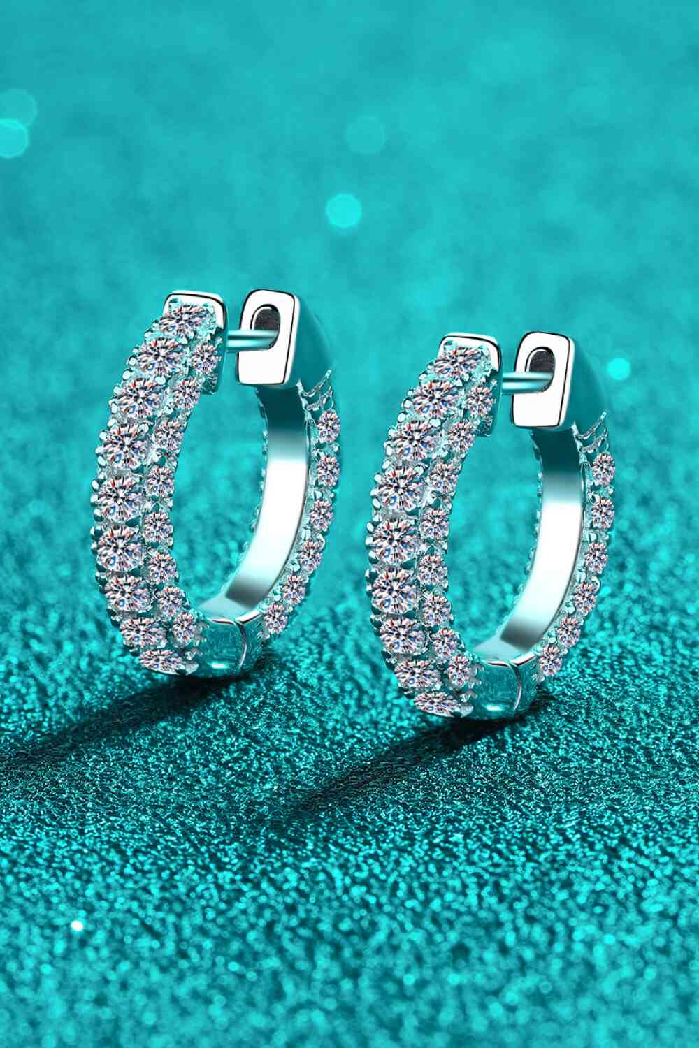 Boucles d'oreilles Huggie en argent sterling 925 et moissanite