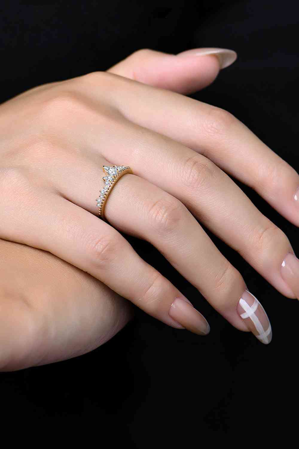 Anillo de moissanita con forma de corona