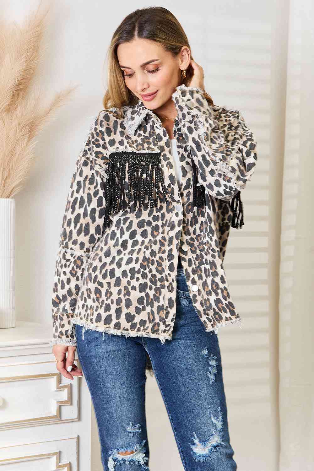 Chaqueta vaquera con cuello y cuello con detalle de flecos de leopardo de Double Take