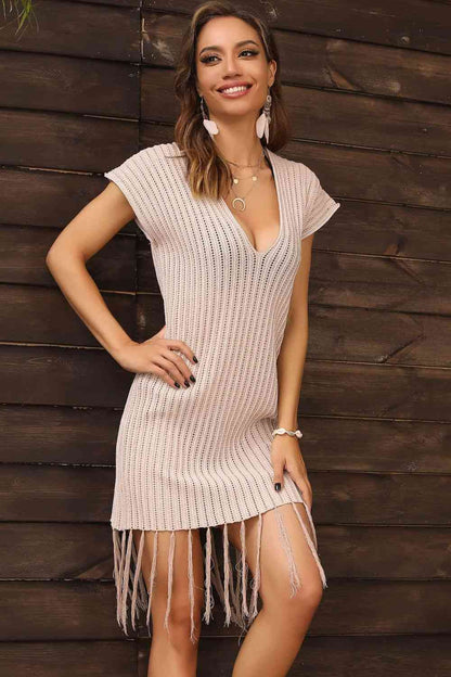 Vestido tipo pareo con escote en V profundo y manga corta con dobladillo con flecos