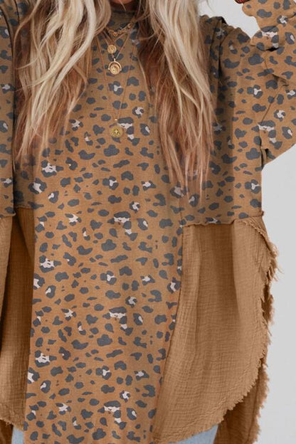 Blusa con hombros caídos y estampado de leopardo texturizado