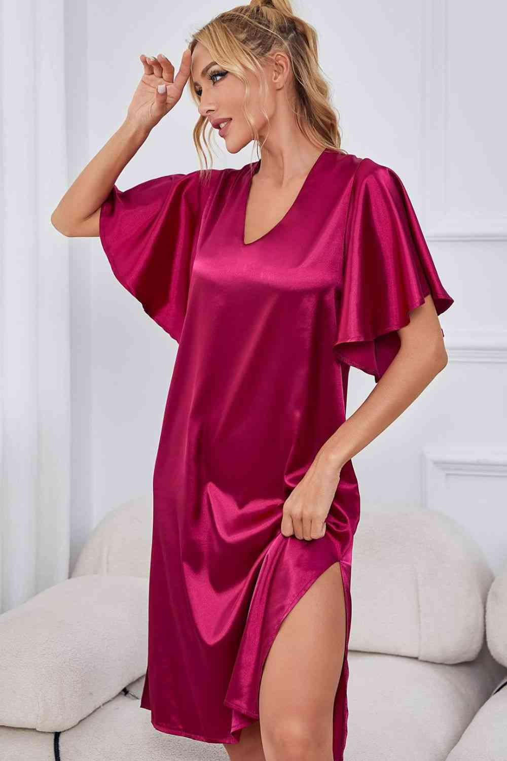 Robe de nuit en satin à manches flottantes et fente latérale à col en V