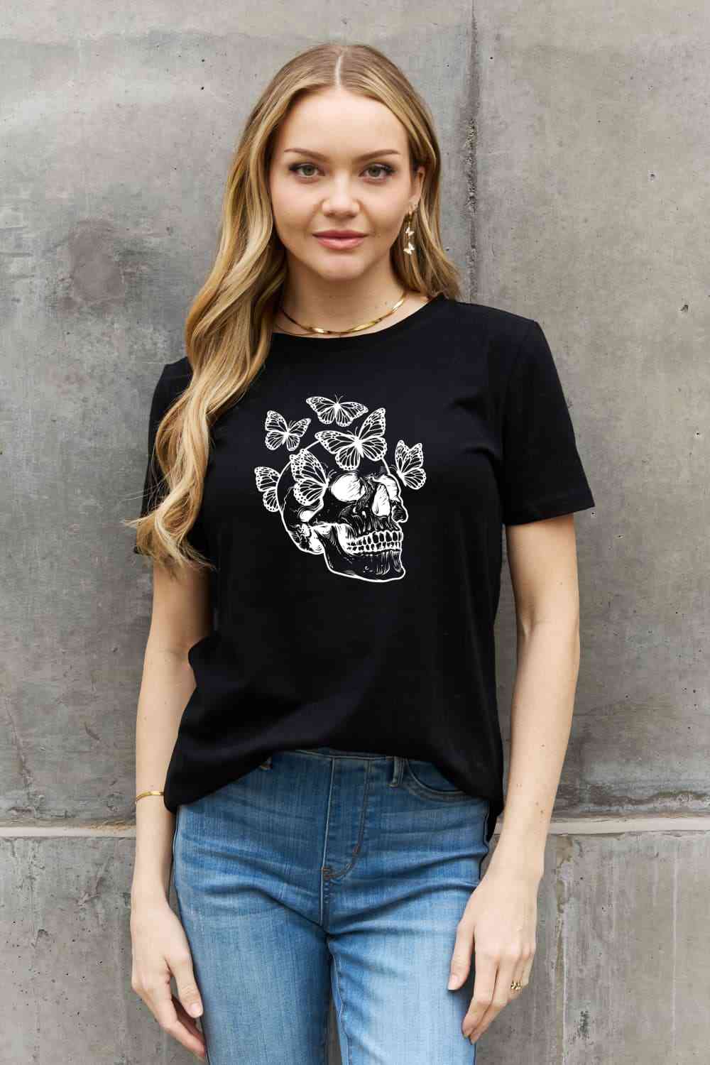 Camiseta de algodón con estampado de calavera y mariposa de tamaño completo de Simply Love