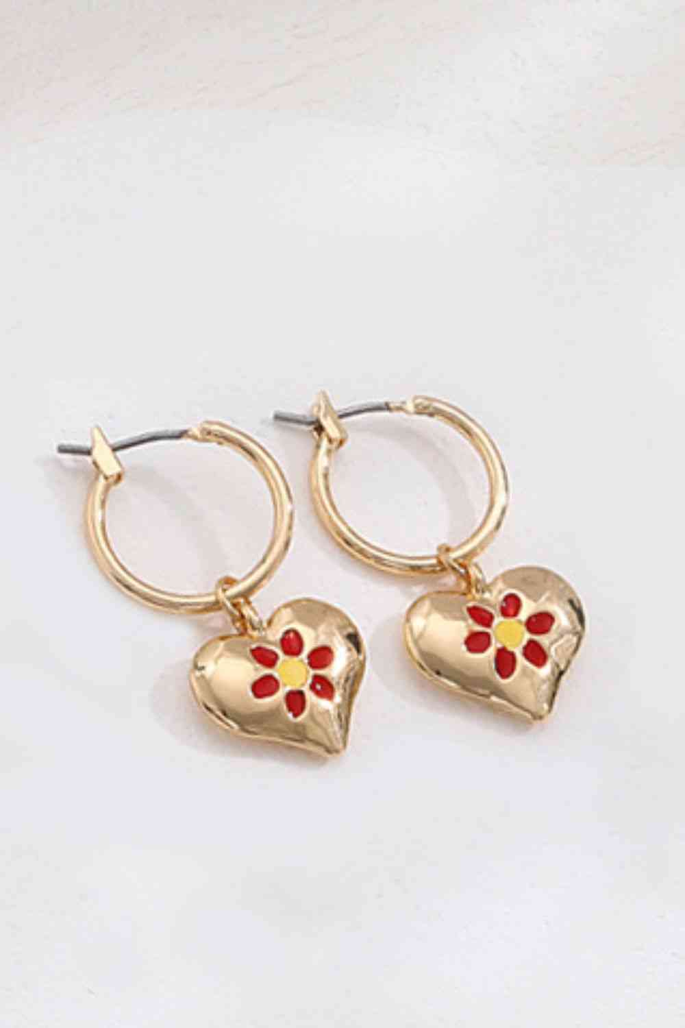 Pendientes colgantes con forma de corazón de cobre en contraste