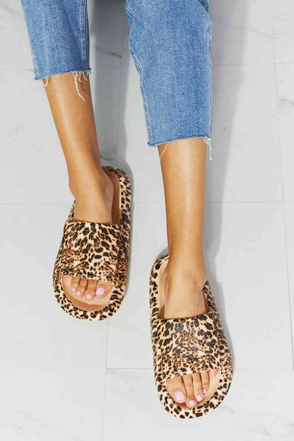 Chanclas con puntera abierta en leopardo Arms Around Me de MMShoes