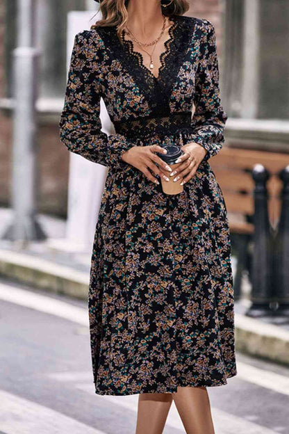 Robe à col en V en dentelle épissée florale