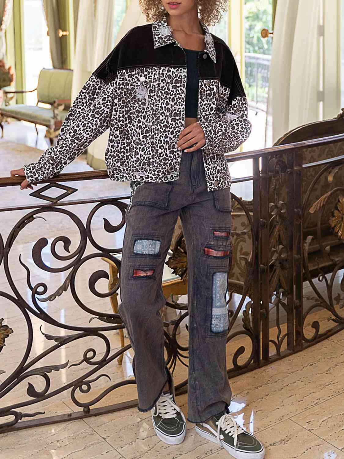 Veste en jean à manches longues et épaules tombantes imprimé léopard