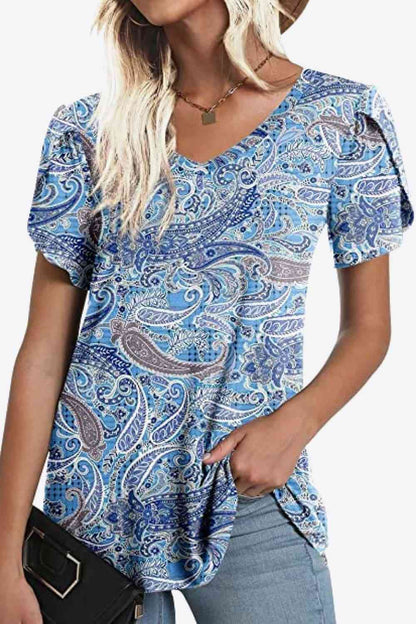 Blusa estampada con cuello en V y mangas de pétalos