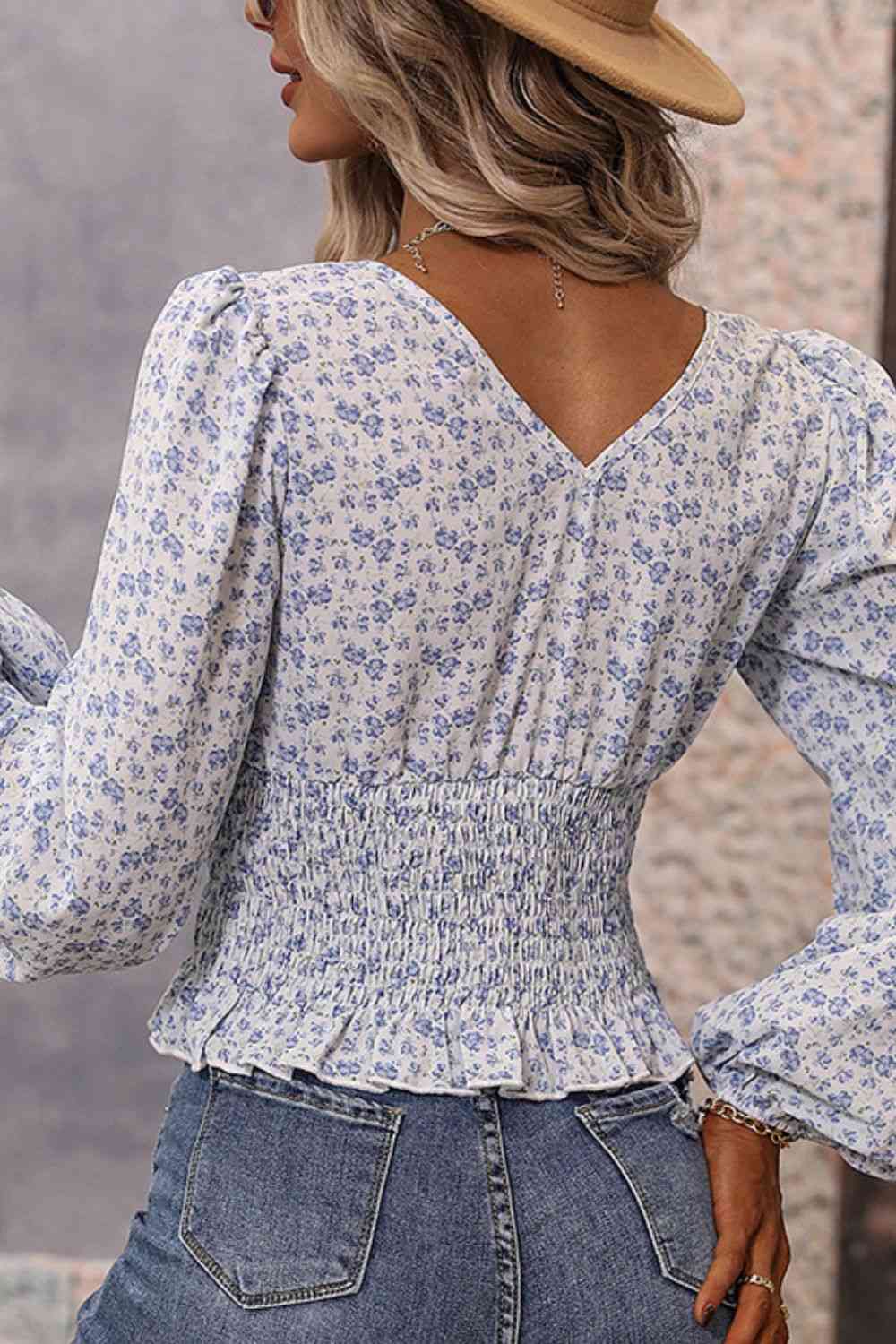 Blusa floral con cuello en V y manga globo fruncida