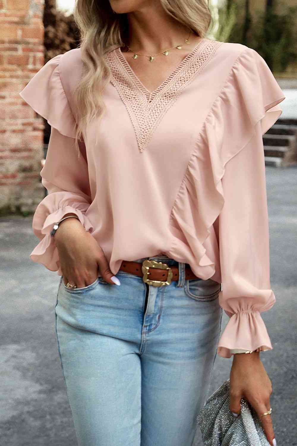 Blusa con cuello en V y manga con volante