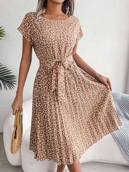 Vestido con cinturón y plisado con estampado floral