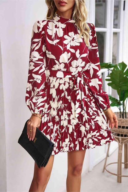 Robe plissée florale à col montant et nouée à la taille