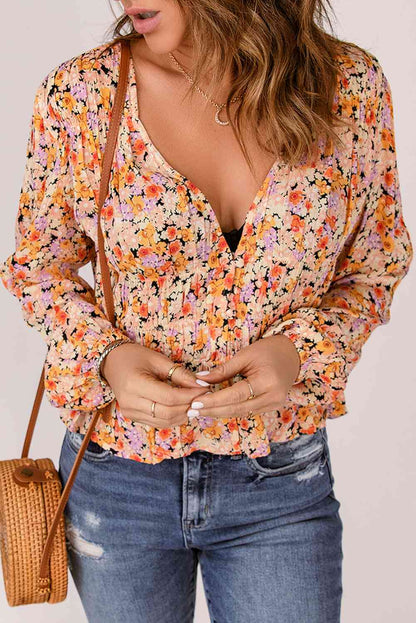 Blusa peplum escotada con botones florales