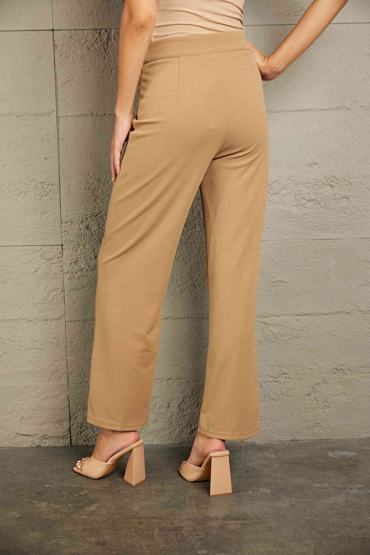 Pantalones rectos con costura central y doble toma