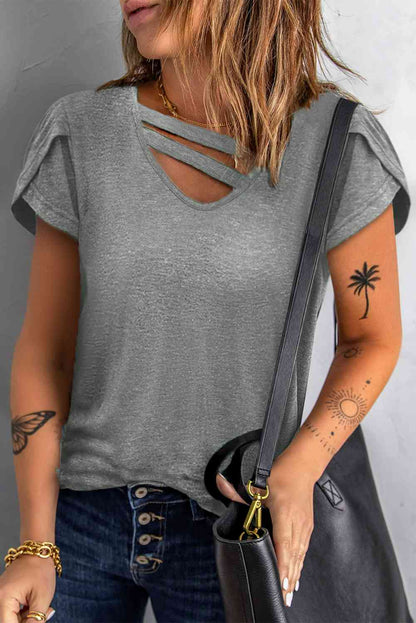 Camiseta con mangas de pétalos y cuello en V con tiras