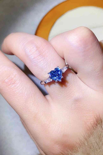 Anillo chapado en platino con moissanita en forma de corazón de 1 quilate en azul