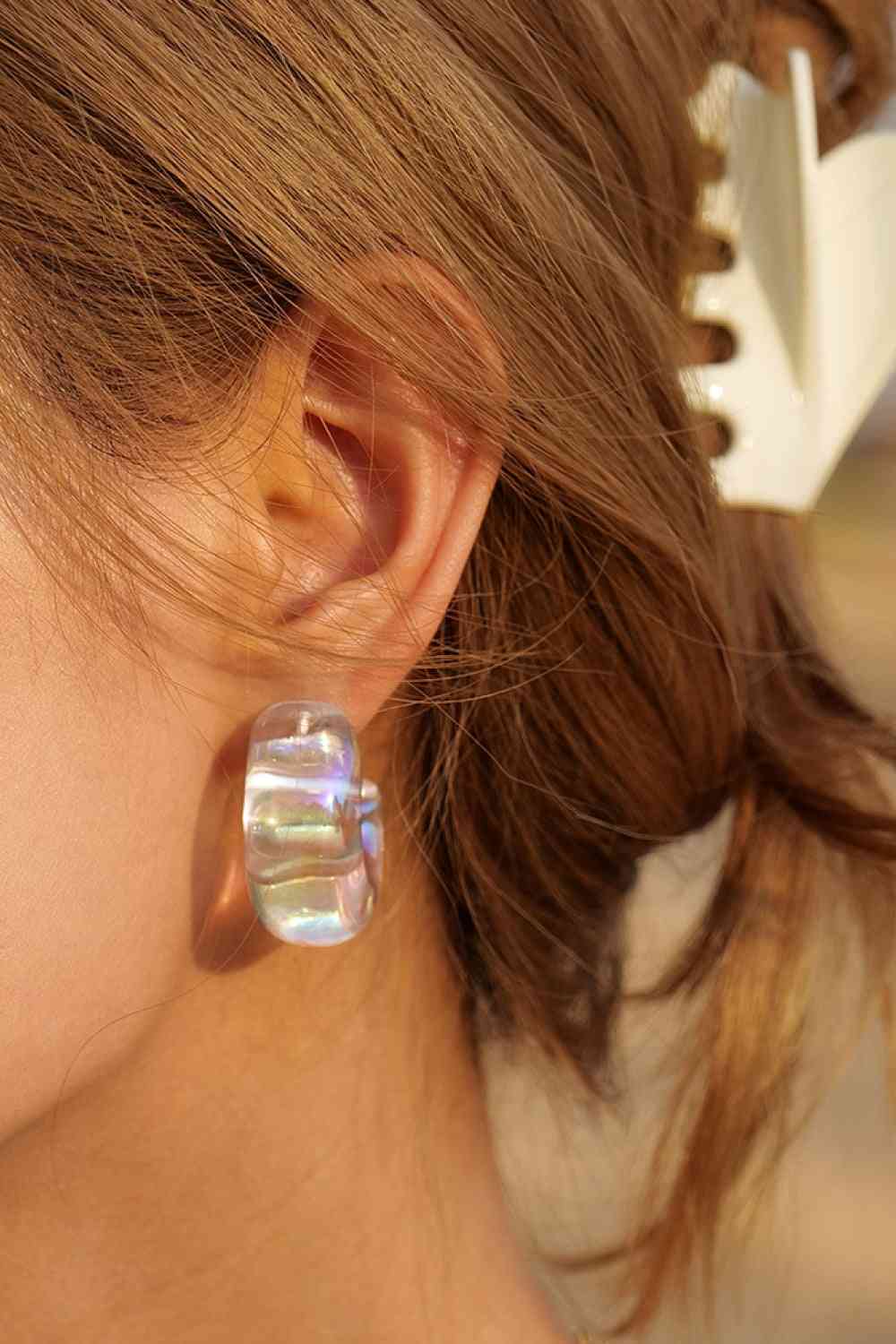 Boucles d'oreilles créoles en C en résine