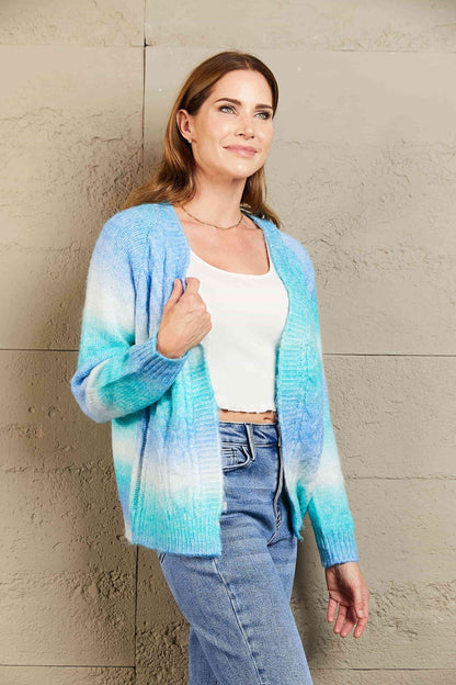 Cardigan tissé à manches raglan en tricot torsadé teint par nœuds à droite ouvert sur le devant