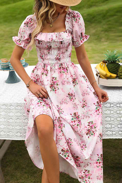 Vestido midi floral con cuello cuadrado y mangas con volantes