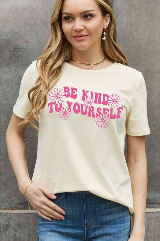 Camiseta de algodón con estampado floral BE KIND TO YOURSELF de tamaño completo de Simply Love