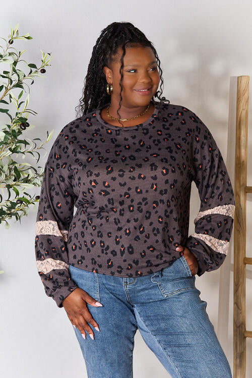 Blusa con detalle de encaje de leopardo de tamaño completo de Jade By Jane