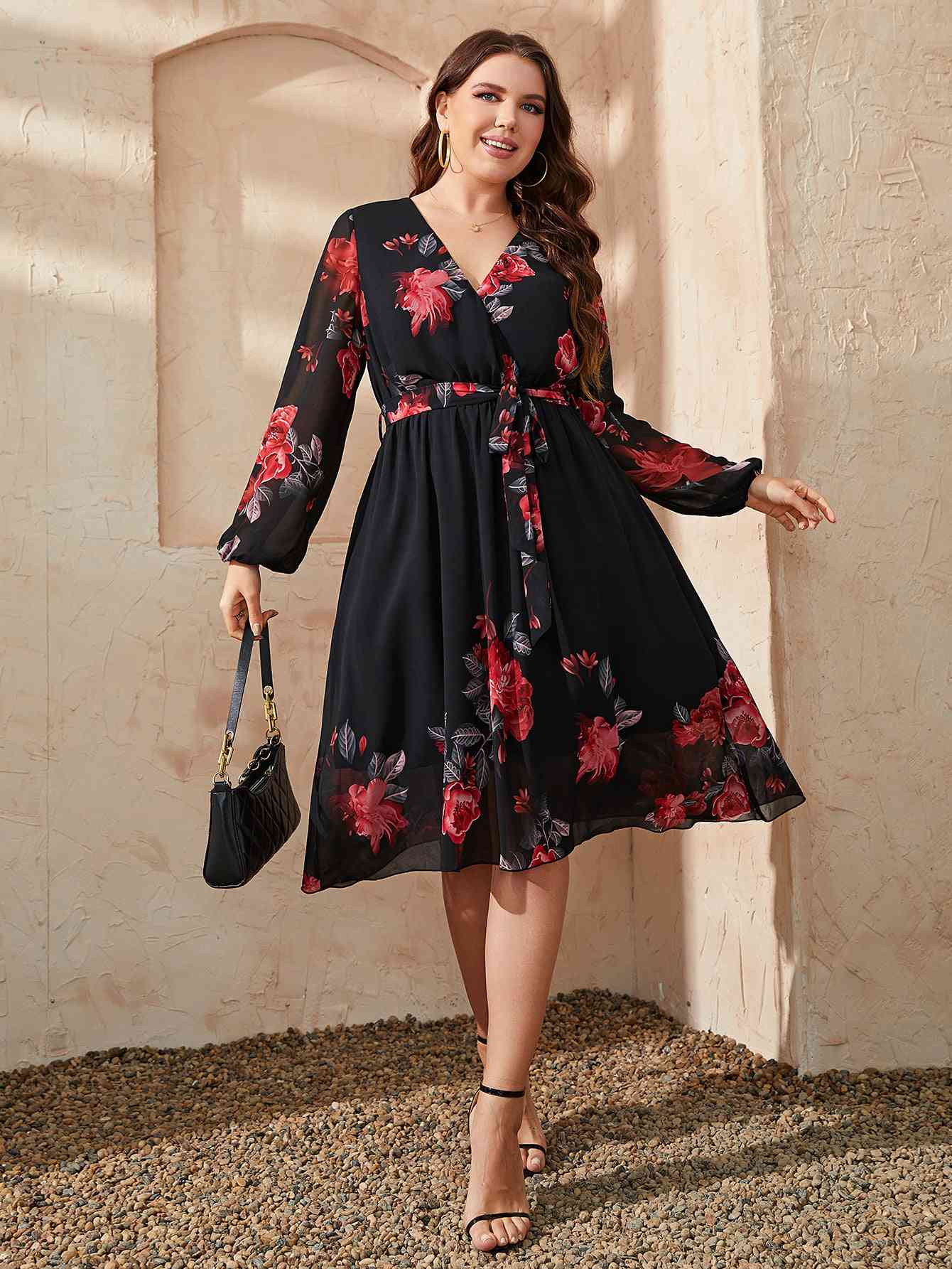 Vestido de cintura con lazo y cuello con sobrepelliz floral de talla grande