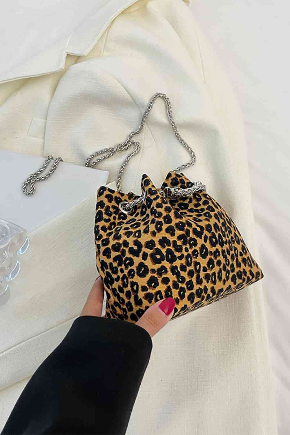 Bolso bombonera de nailon con estampado animal