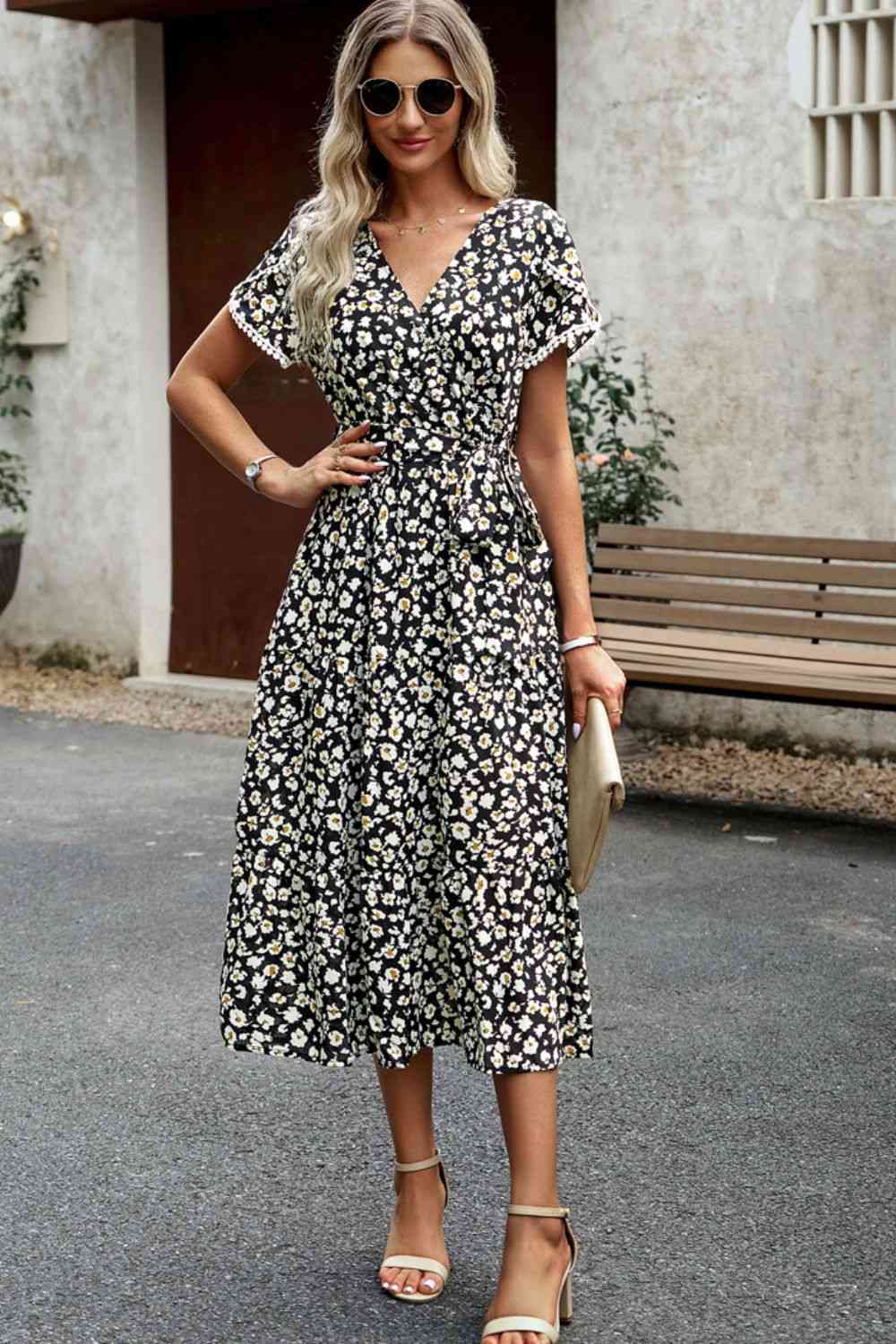 Robe fendue à la taille avec surplis floral et lien au cou