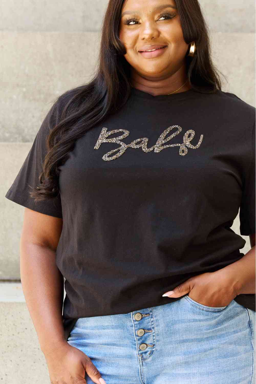 Camiseta negra con estampado de letras brillantes y tamaño completo "Babe" de Davi &amp; Dani