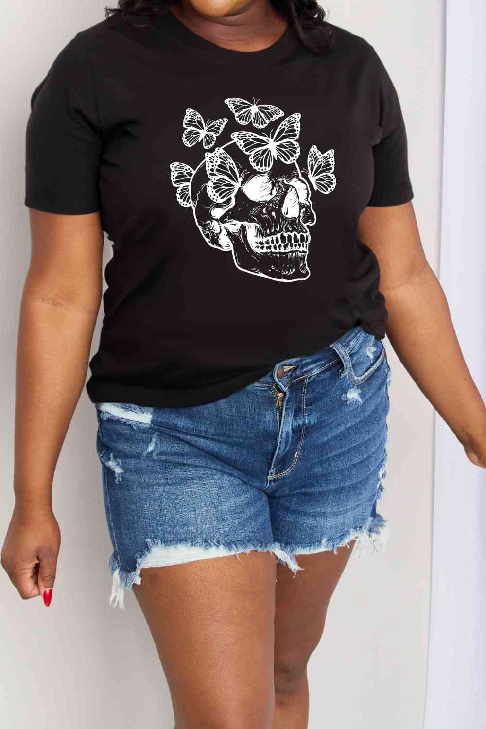 Camiseta de algodón con estampado de calavera y mariposa de tamaño completo de Simply Love