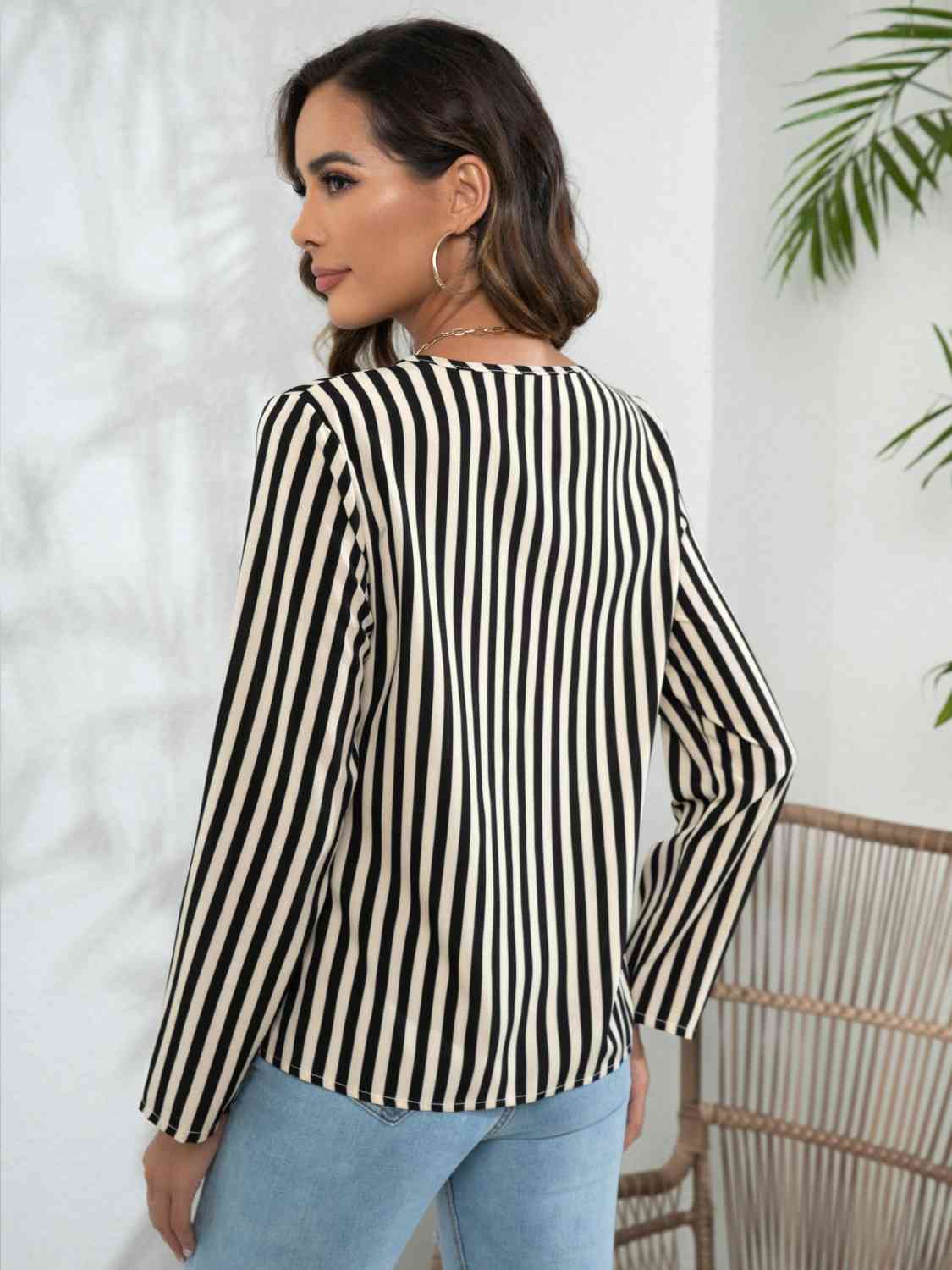 Blouse crantée à manches longues rayée