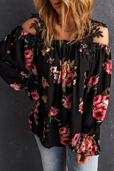 Blusa de encaje floral con hombros descubiertos y mangas con volantes