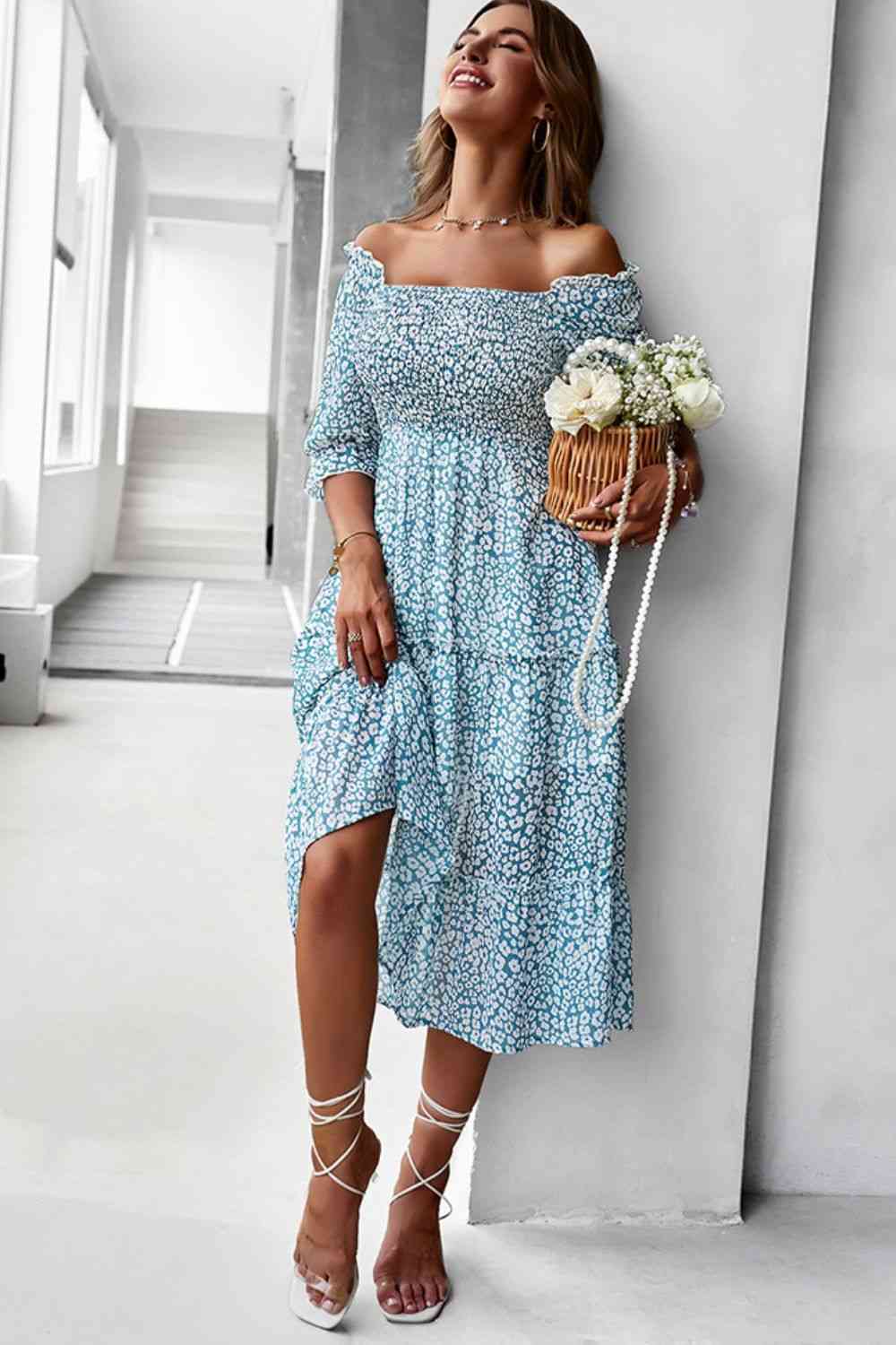 Robe midi smockée à petites fleurs et épaules dénudées