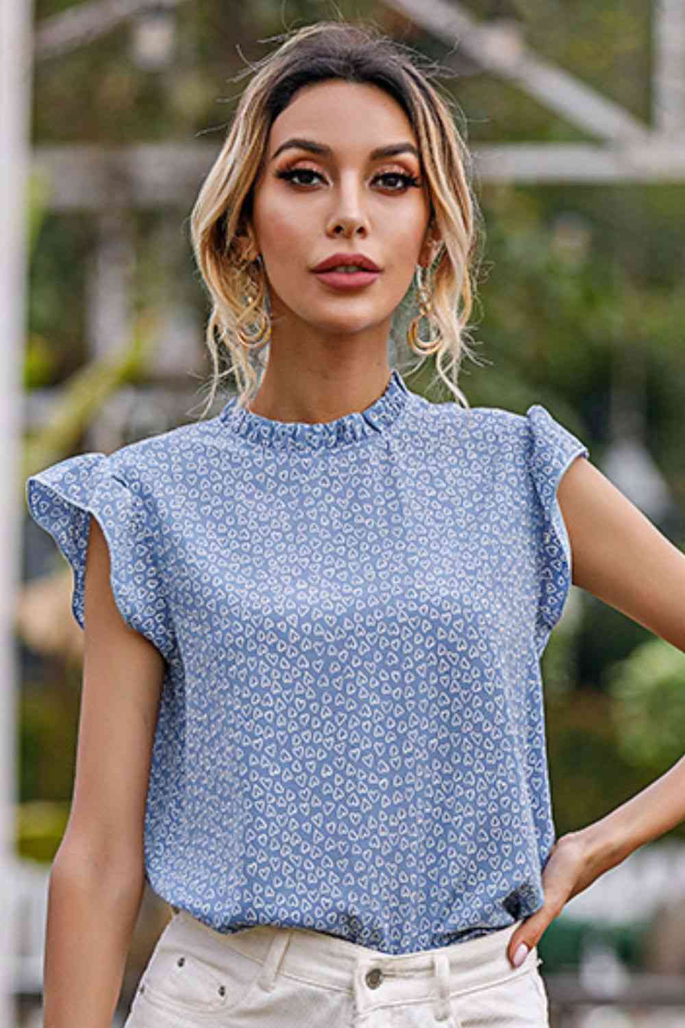 Blusa con mangas acampanadas y cuello con volantes y estampado de corazones