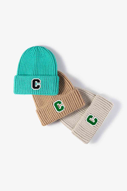 Gorro con puños y parche de letra C