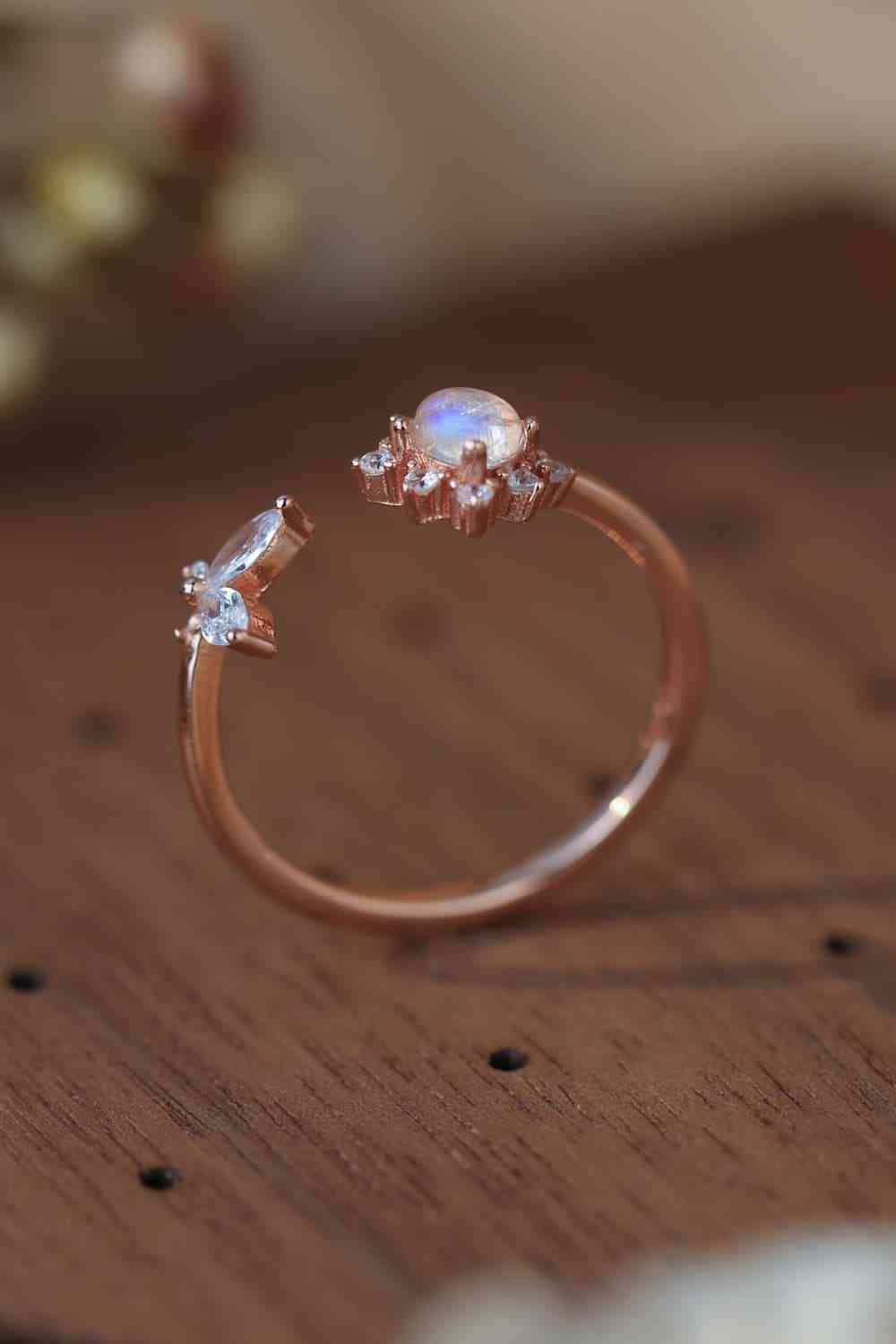 Anillo abierto chapado en oro rosa de 18 quilates con piedra lunar