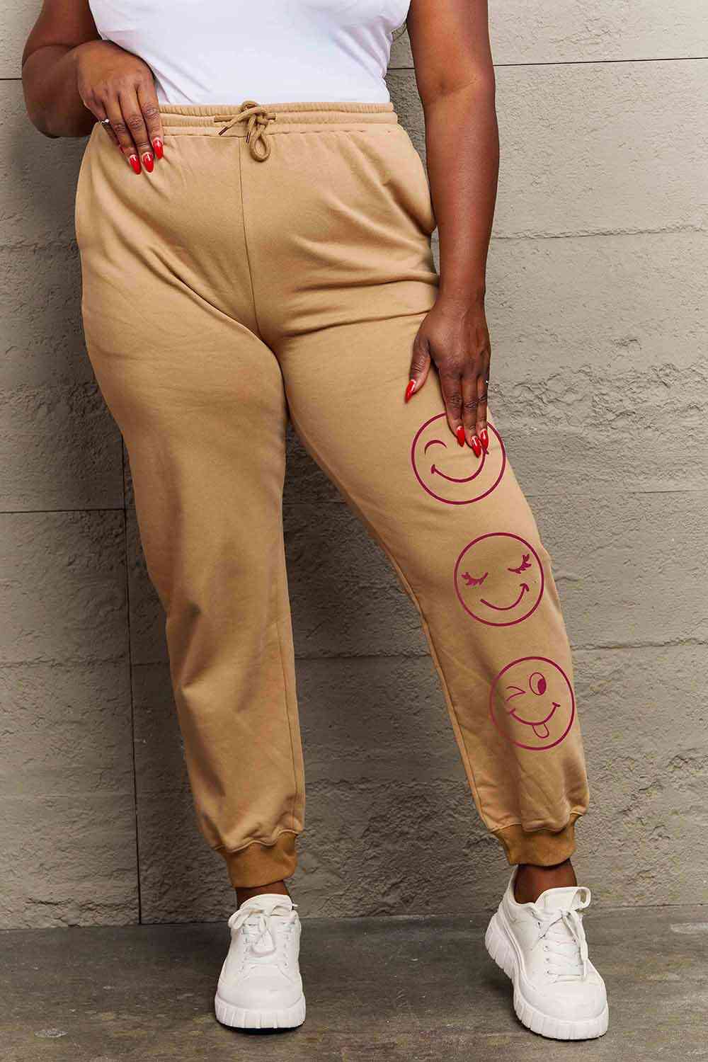 Pantalones deportivos con estampado de emoji de tamaño completo de Simply Love