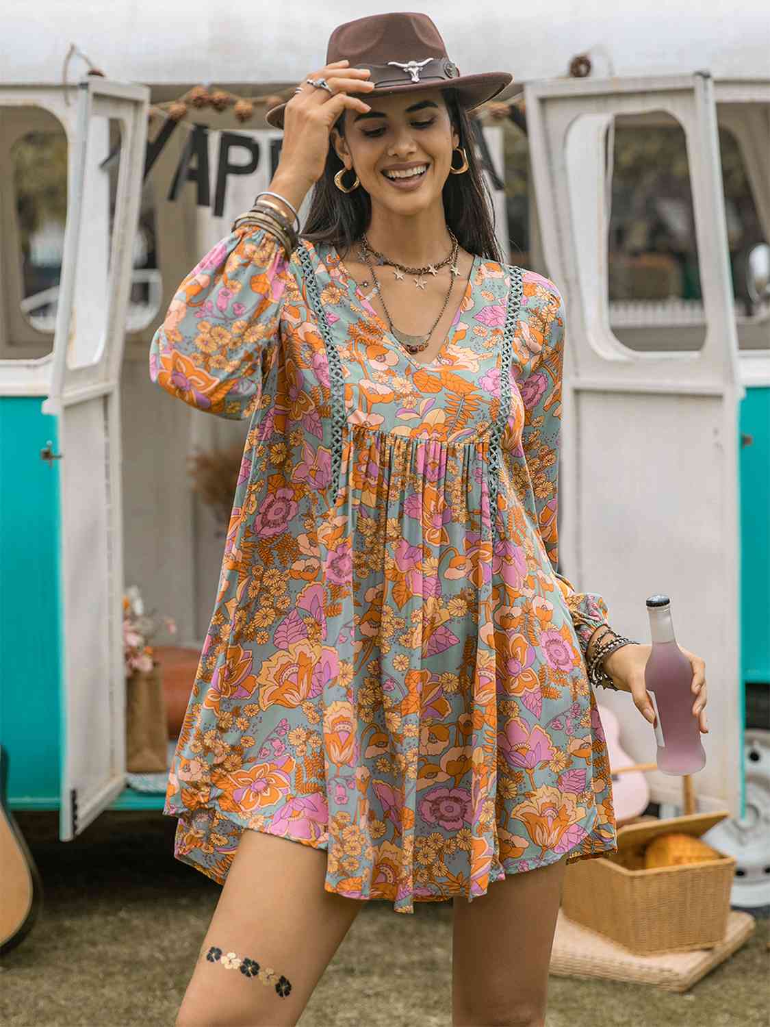 Vestido floral de manga larga con cuello en V fruncido