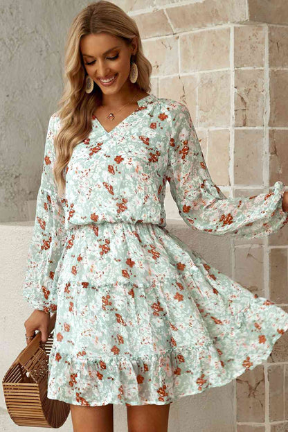 Vestido con cuello con muescas y mangas abullonadas con ribete de volantes florales