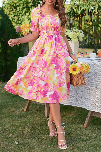 Vestido con cuello cuadrado y ribete de volantes florales