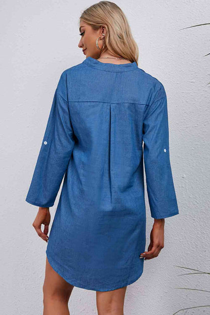 Vestido denim asimétrico con cuello con muescas y medio botón